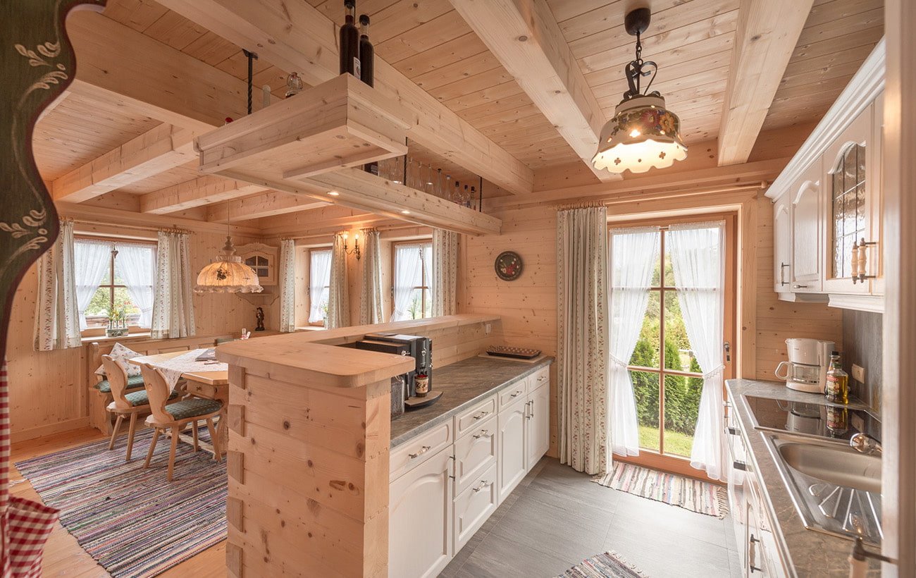 Кухня гостиная в деревянном доме реальные фото