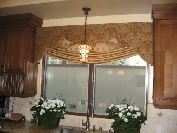 Дизайн штор с ламбрекеном на кухню - современные виды и материалы