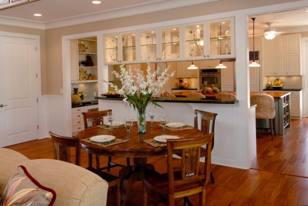 Кухня гостиная в доме - идея совмещения со столовой и варианты зонирования