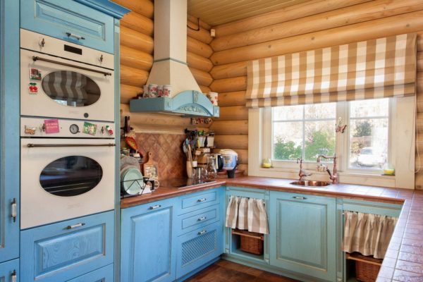 Дизайн кухни в деревянном доме из бревна или бруса