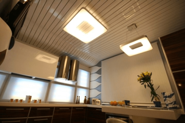 Пластиковый потолок и точечные светильники на кухне - варианты отделки